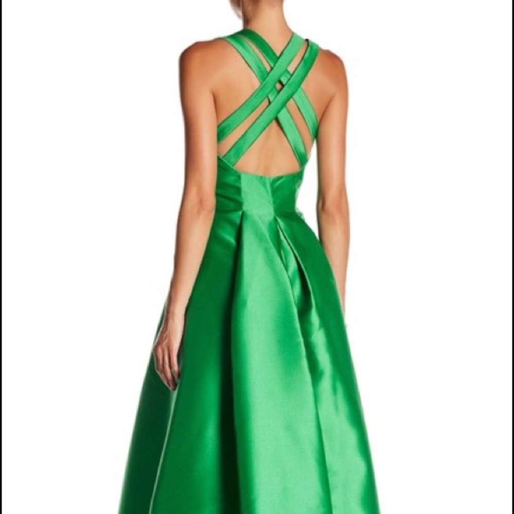 NWT gorgeous Kelly Green
Carmen Marc Valvo
Mikado Crisscross Back Formal Gown 4 - Picture 2 of 8